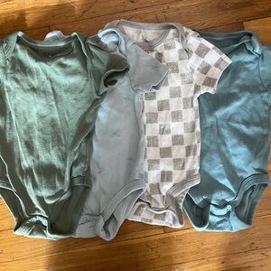 Set of four short sleeve onesie bodysuits - Cloud Island